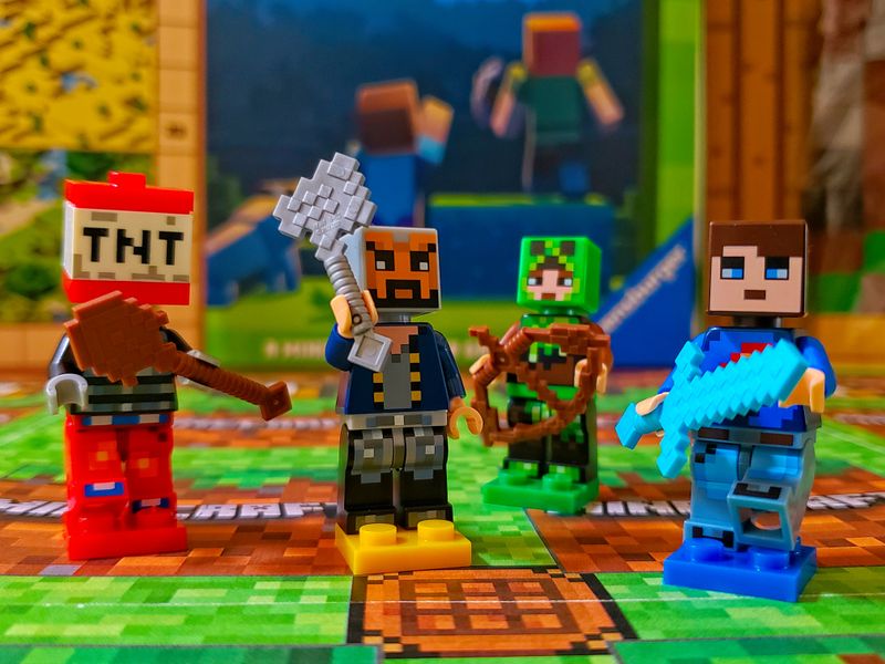 ภาพกล่องและอุปกรณ์ Minecraft: Builders & Biomes จากบทความปี 2566 ภาพที่ 2